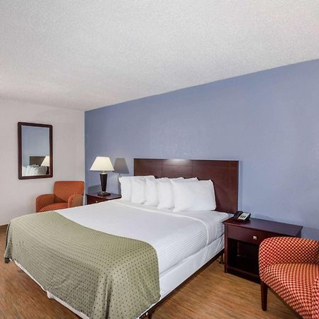 Days Inn By Wyndham St. Petersburg / Tampa Bay Area Pinellas Park Esterno foto