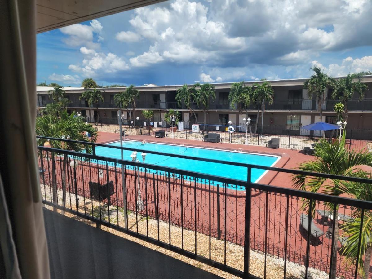 Days Inn By Wyndham St. Petersburg / Tampa Bay Area Pinellas Park Esterno foto