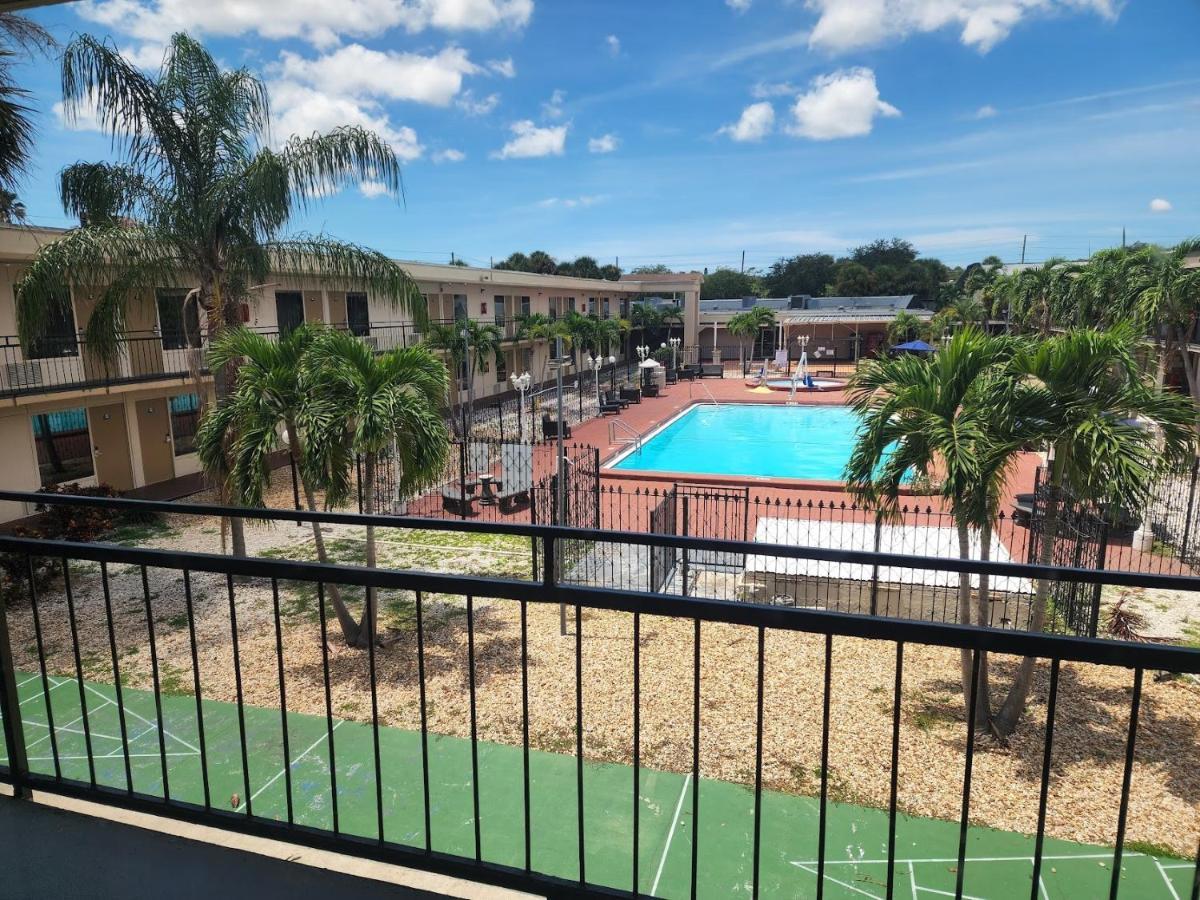 Days Inn By Wyndham St. Petersburg / Tampa Bay Area Pinellas Park Esterno foto