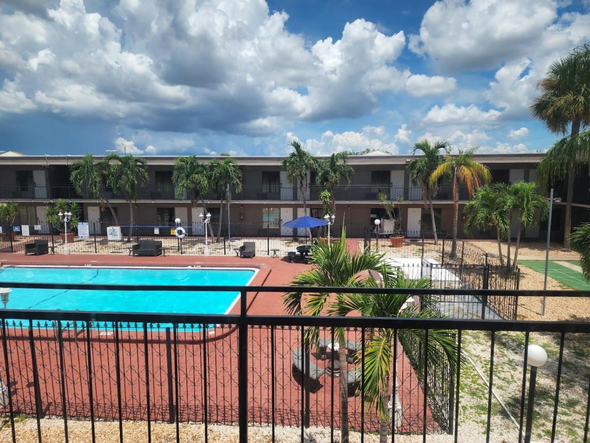 Days Inn By Wyndham St. Petersburg / Tampa Bay Area Pinellas Park Esterno foto