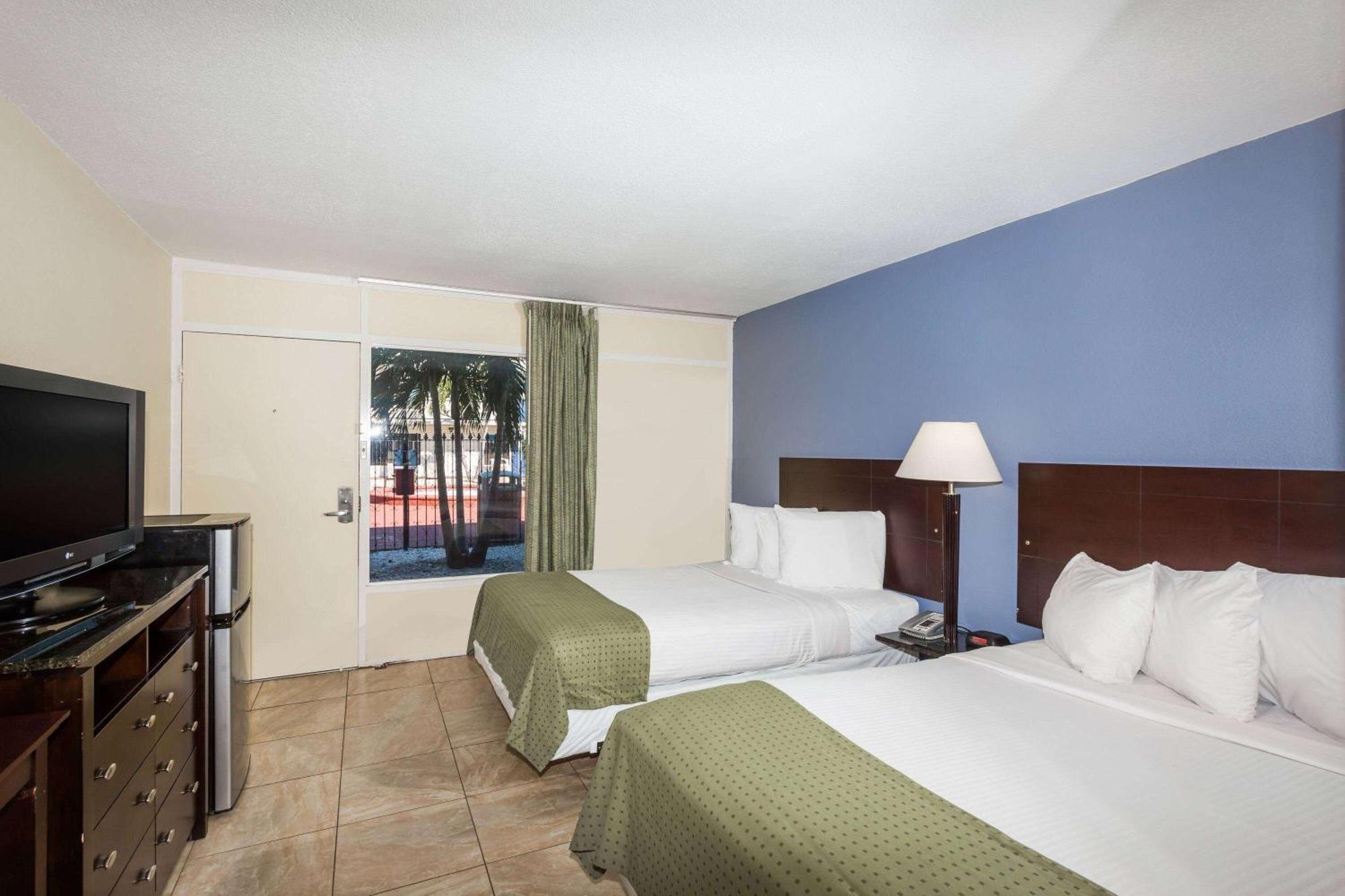 Days Inn By Wyndham St. Petersburg / Tampa Bay Area Pinellas Park Esterno foto