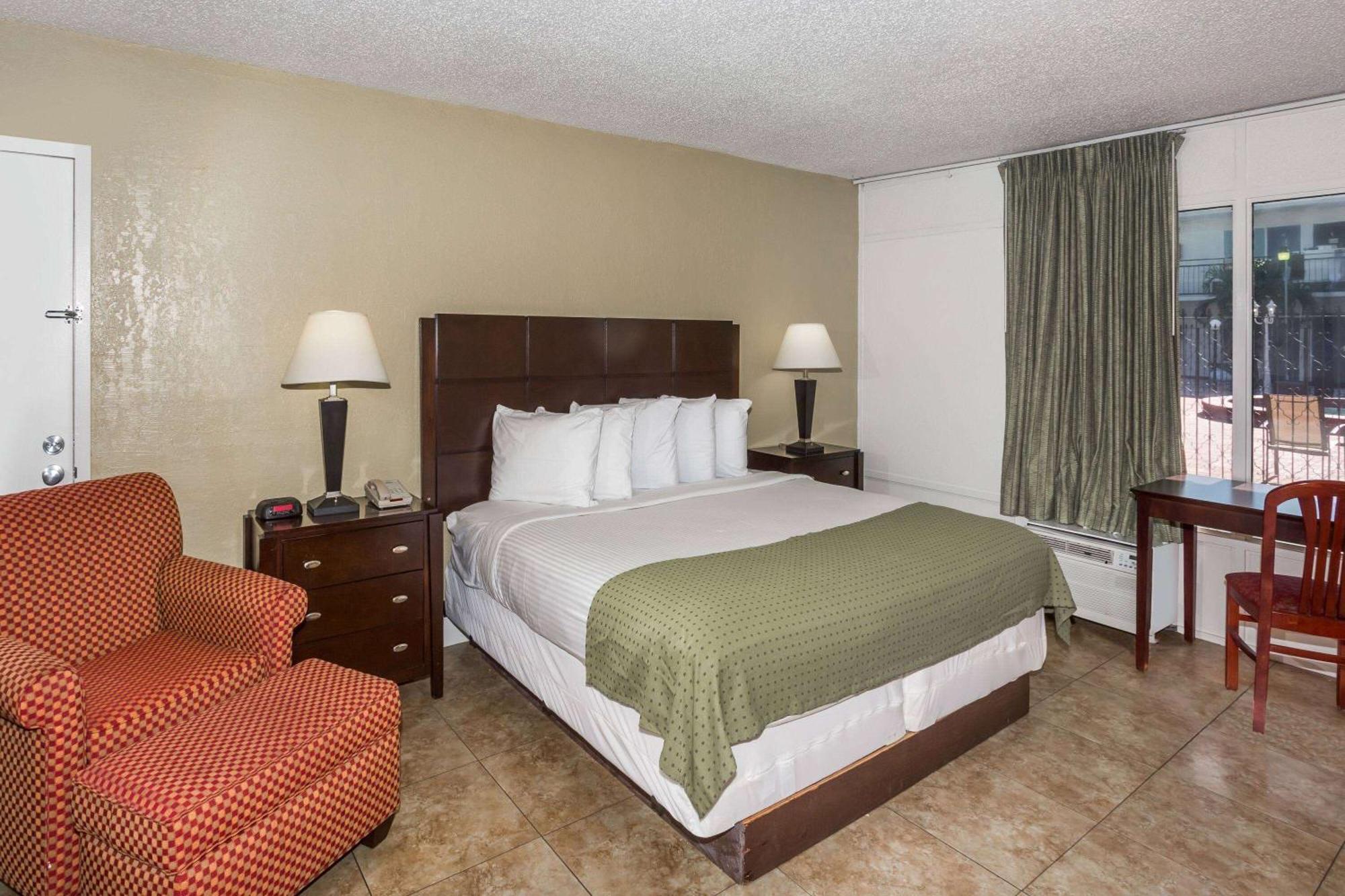 Days Inn By Wyndham St. Petersburg / Tampa Bay Area Pinellas Park Esterno foto