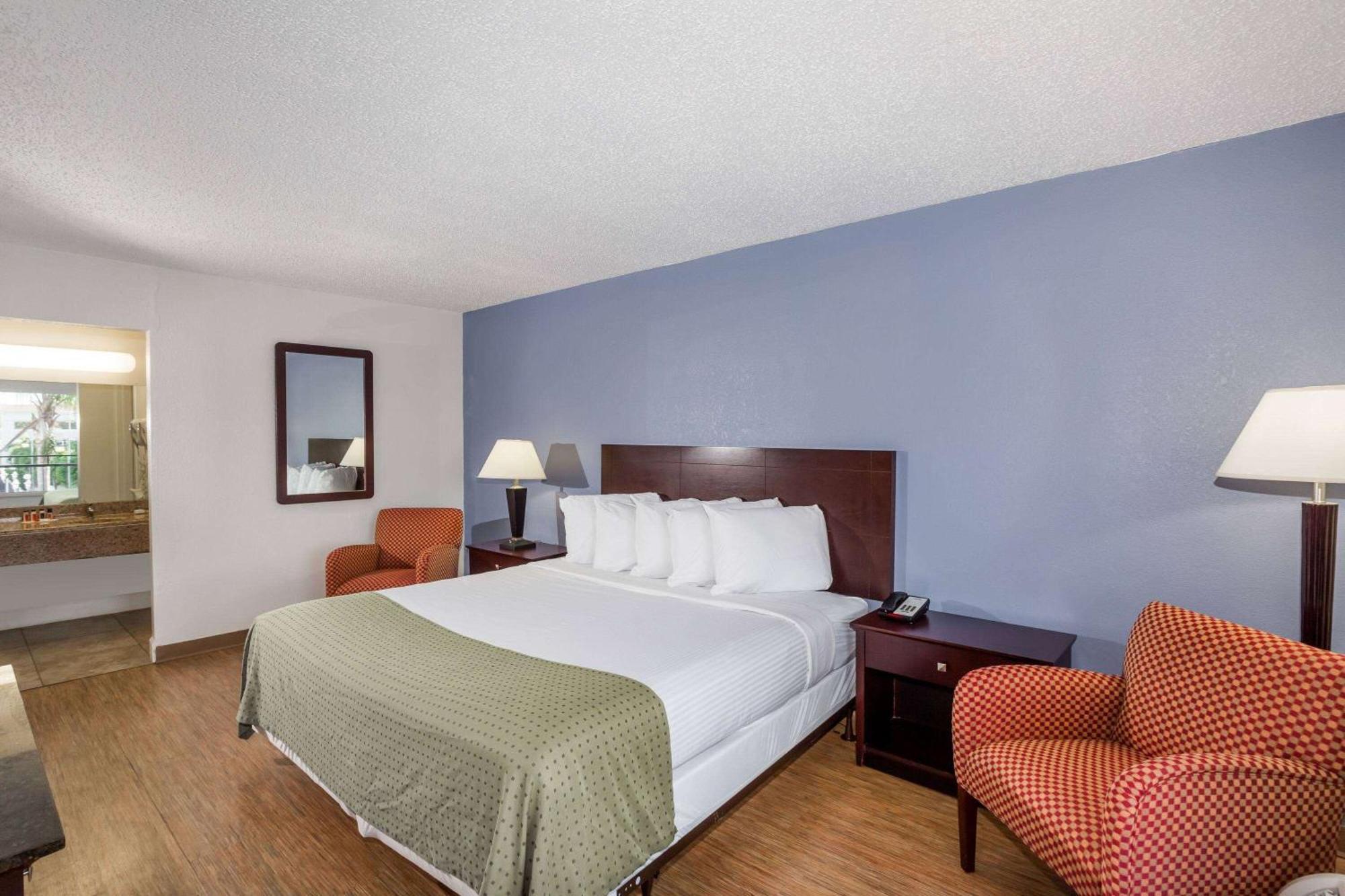 Days Inn By Wyndham St. Petersburg / Tampa Bay Area Pinellas Park Esterno foto