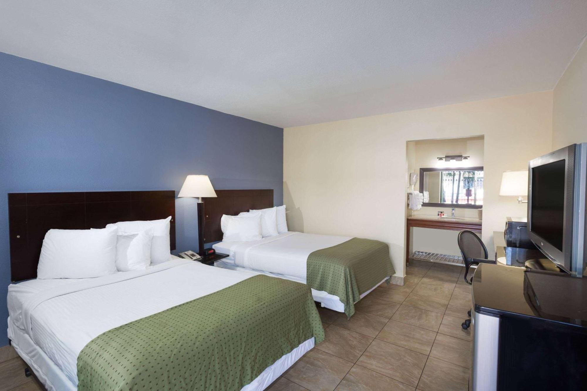 Days Inn By Wyndham St. Petersburg / Tampa Bay Area Pinellas Park Esterno foto