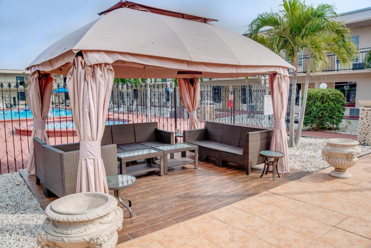 Days Inn By Wyndham St. Petersburg / Tampa Bay Area Pinellas Park Esterno foto