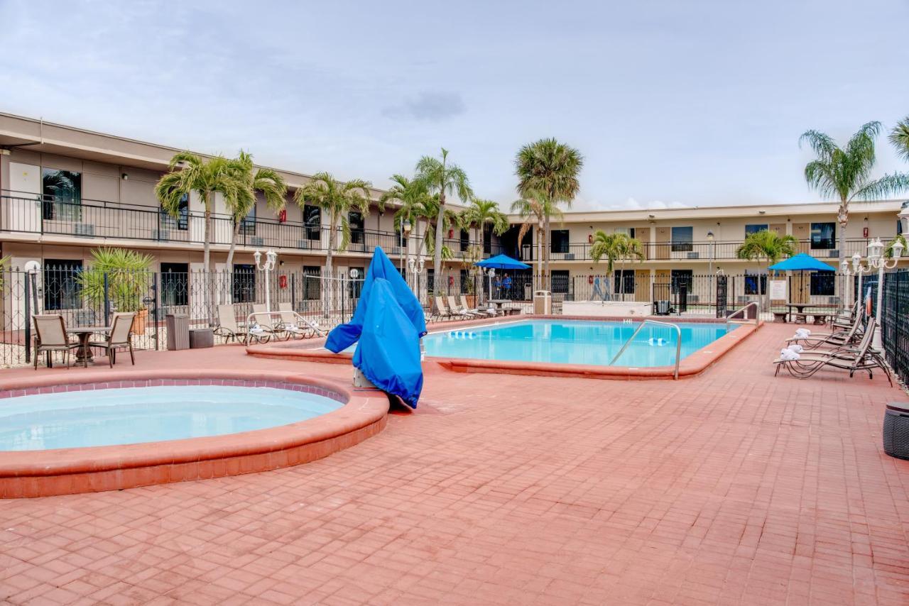 Days Inn By Wyndham St. Petersburg / Tampa Bay Area Pinellas Park Esterno foto