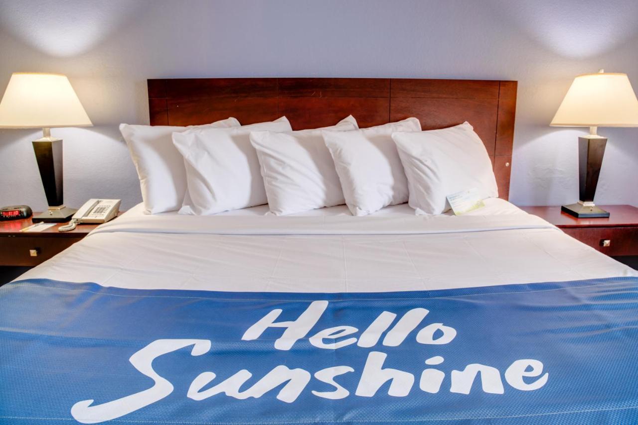 Days Inn By Wyndham St. Petersburg / Tampa Bay Area Pinellas Park Esterno foto