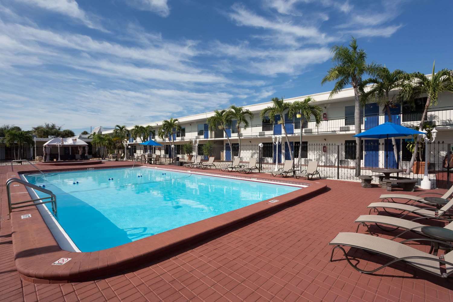 Days Inn By Wyndham St. Petersburg / Tampa Bay Area Pinellas Park Esterno foto