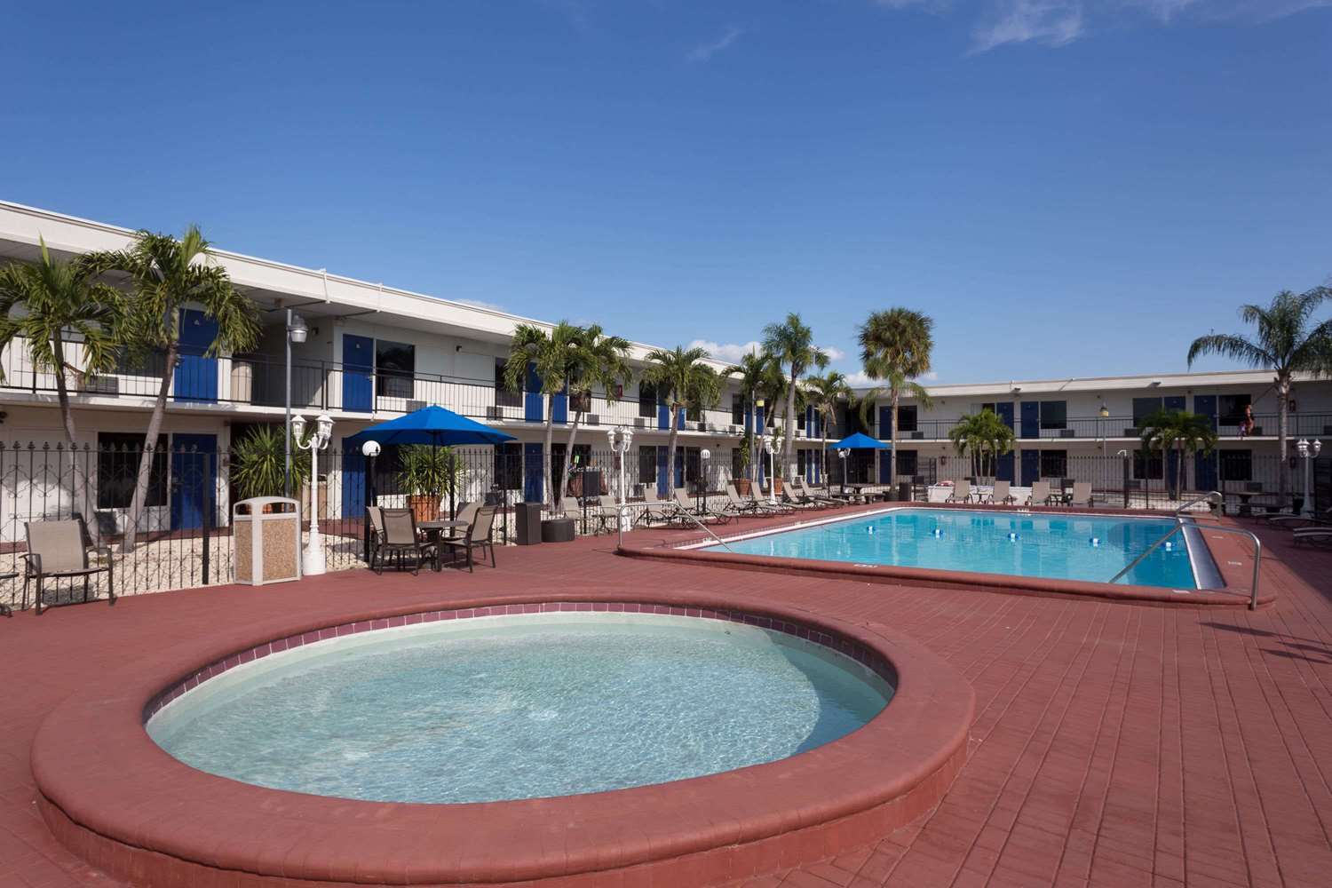 Days Inn By Wyndham St. Petersburg / Tampa Bay Area Pinellas Park Esterno foto